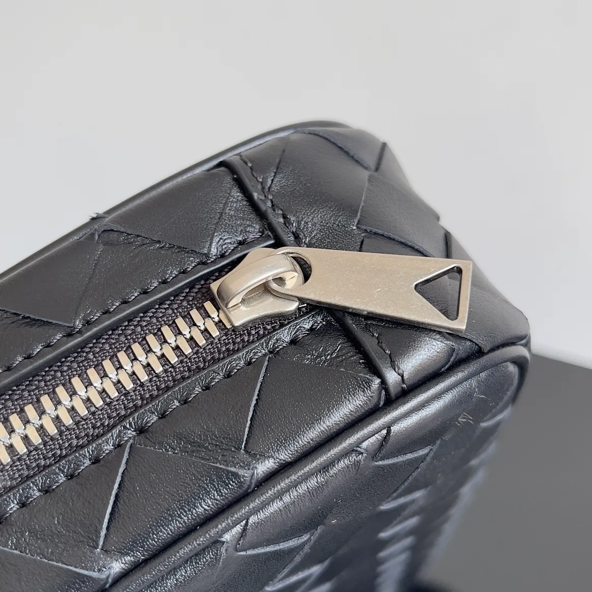 Batch 1720 BV's new men's cowhide woven handbag Storage bag Ding dong🔔, I don't need to say more about how popular this men's handbag is. The large capacity meets the storage needs to the greatest extent, and the simple and elegant appearance highlights fashion and charm. Style number: 765804 Size: 26*17*5cm
